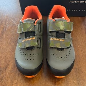 Kids clip-in spin shoes, size 3 US